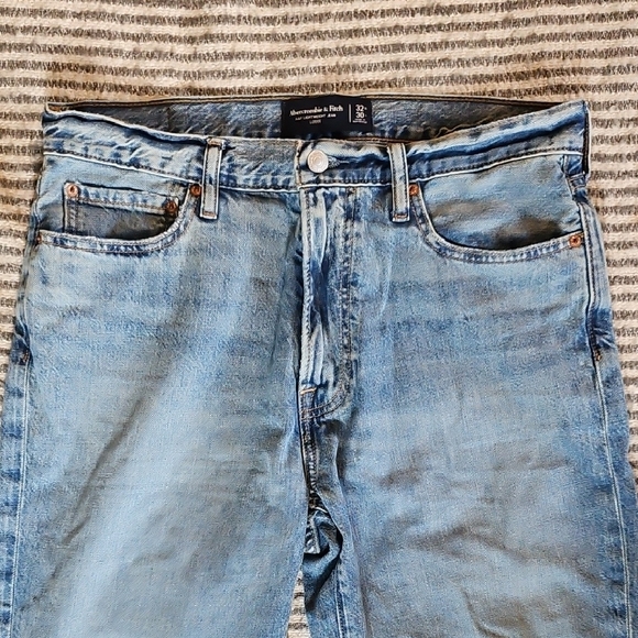 Abercrombie & Fitch Light Blue Loose Fit Jeans Zip Fly NWT - Picture 3 of 9